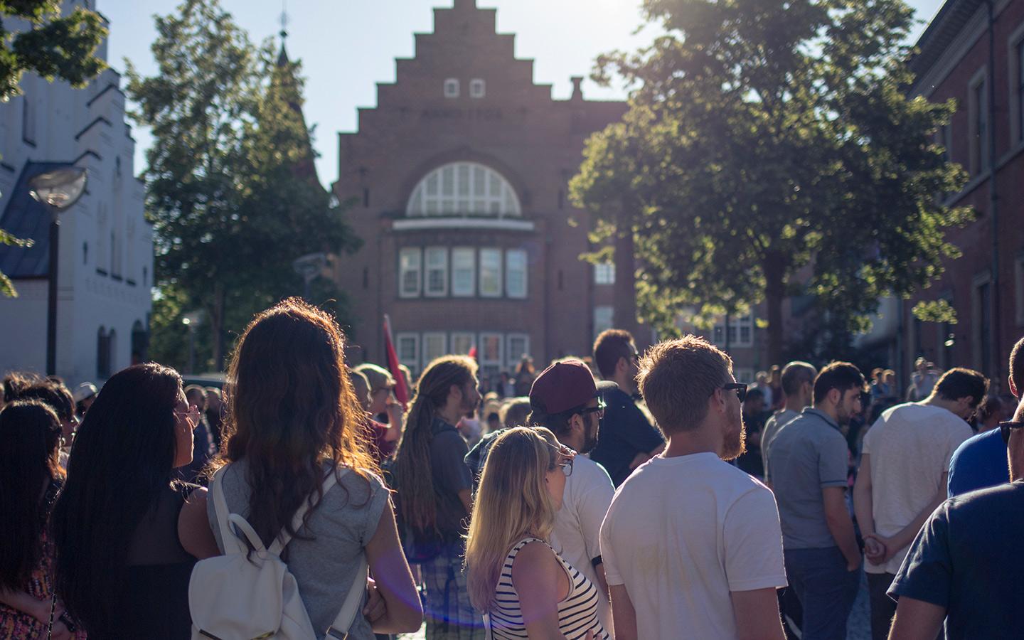 Studerende samlet på Gammel Torv i Aalborg centrum til studiestart