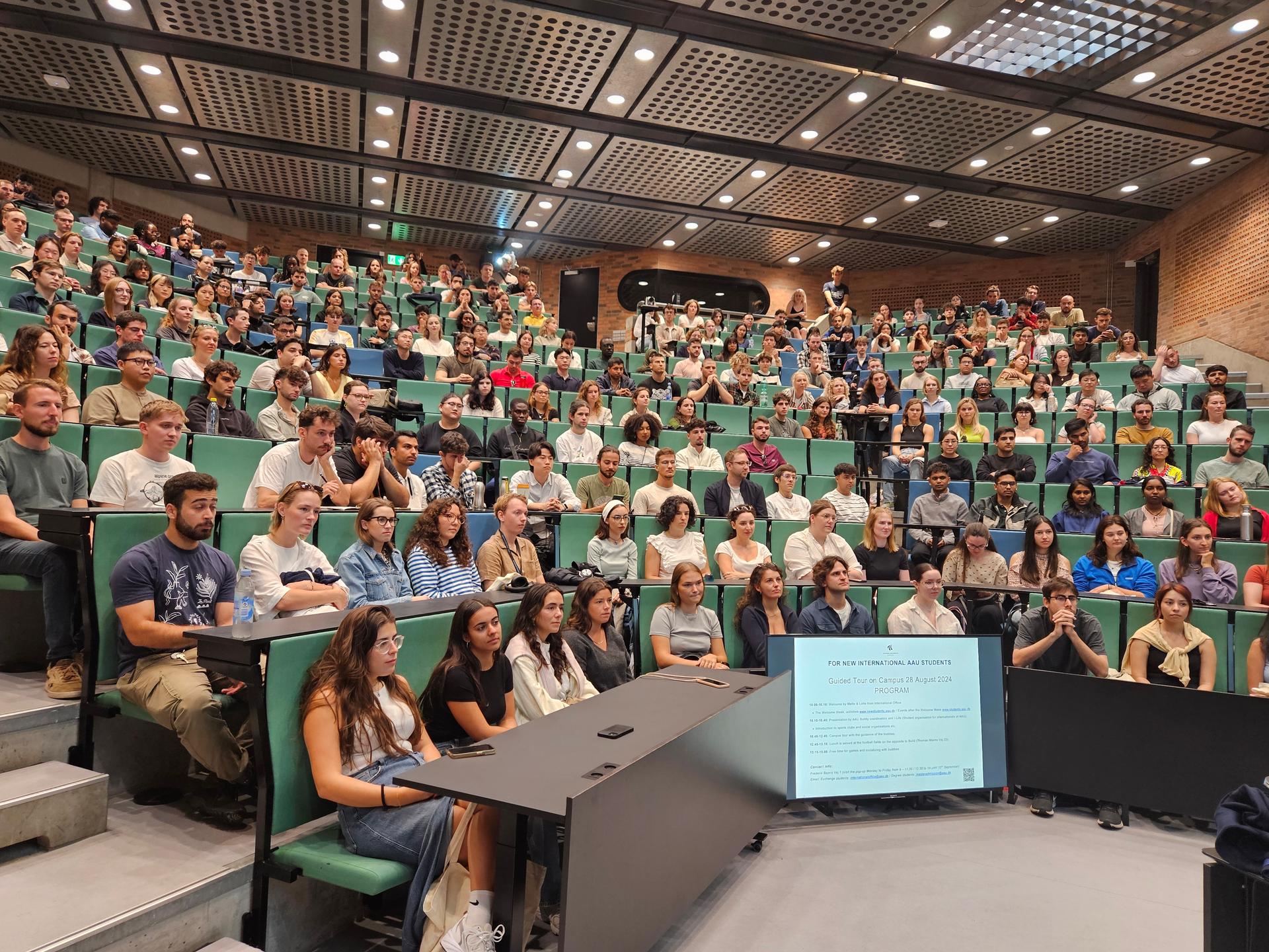 Guided Tour on Campus, welcome from the International Office