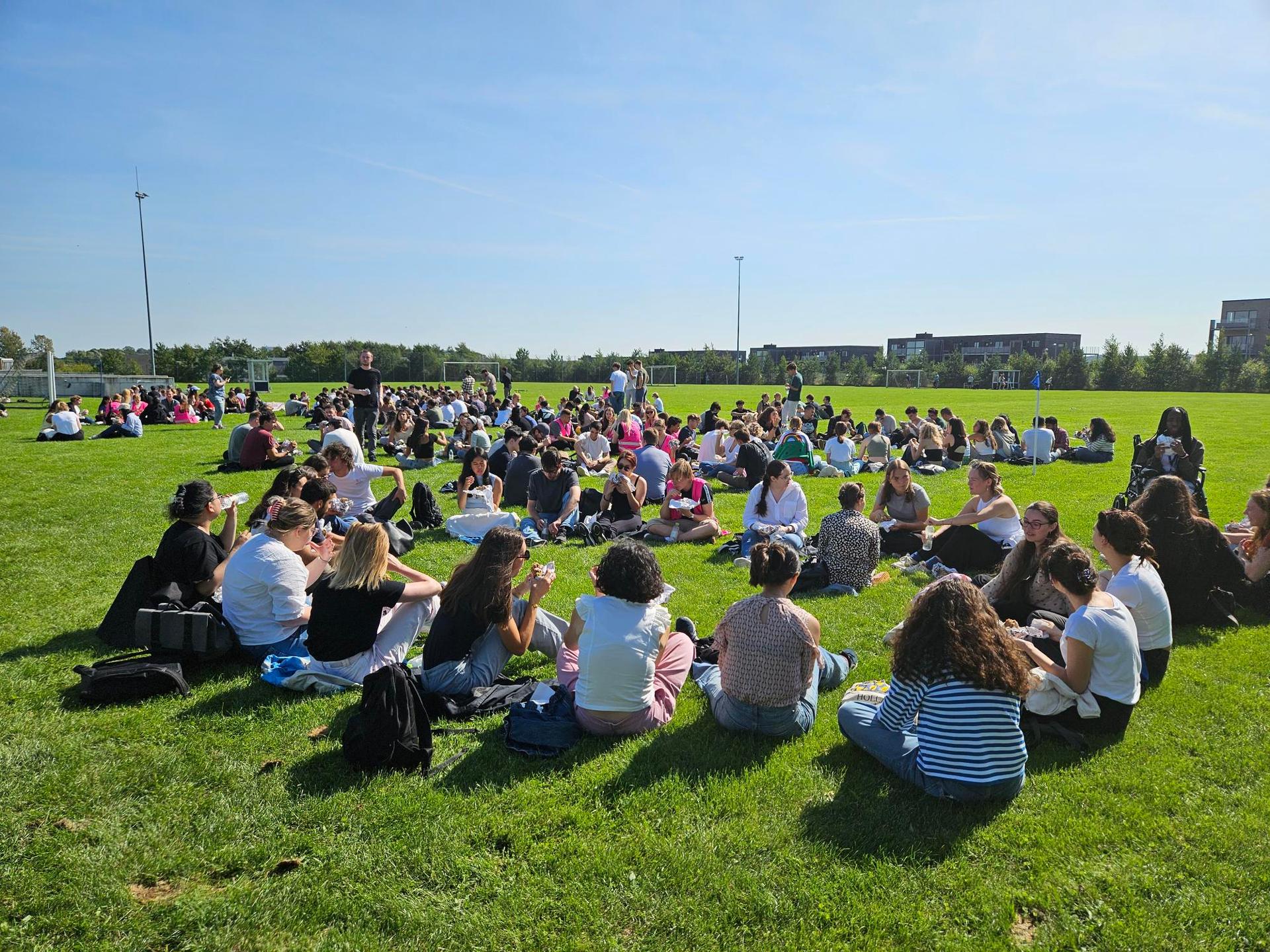 Guided Tour on Campus, lunch on football fields