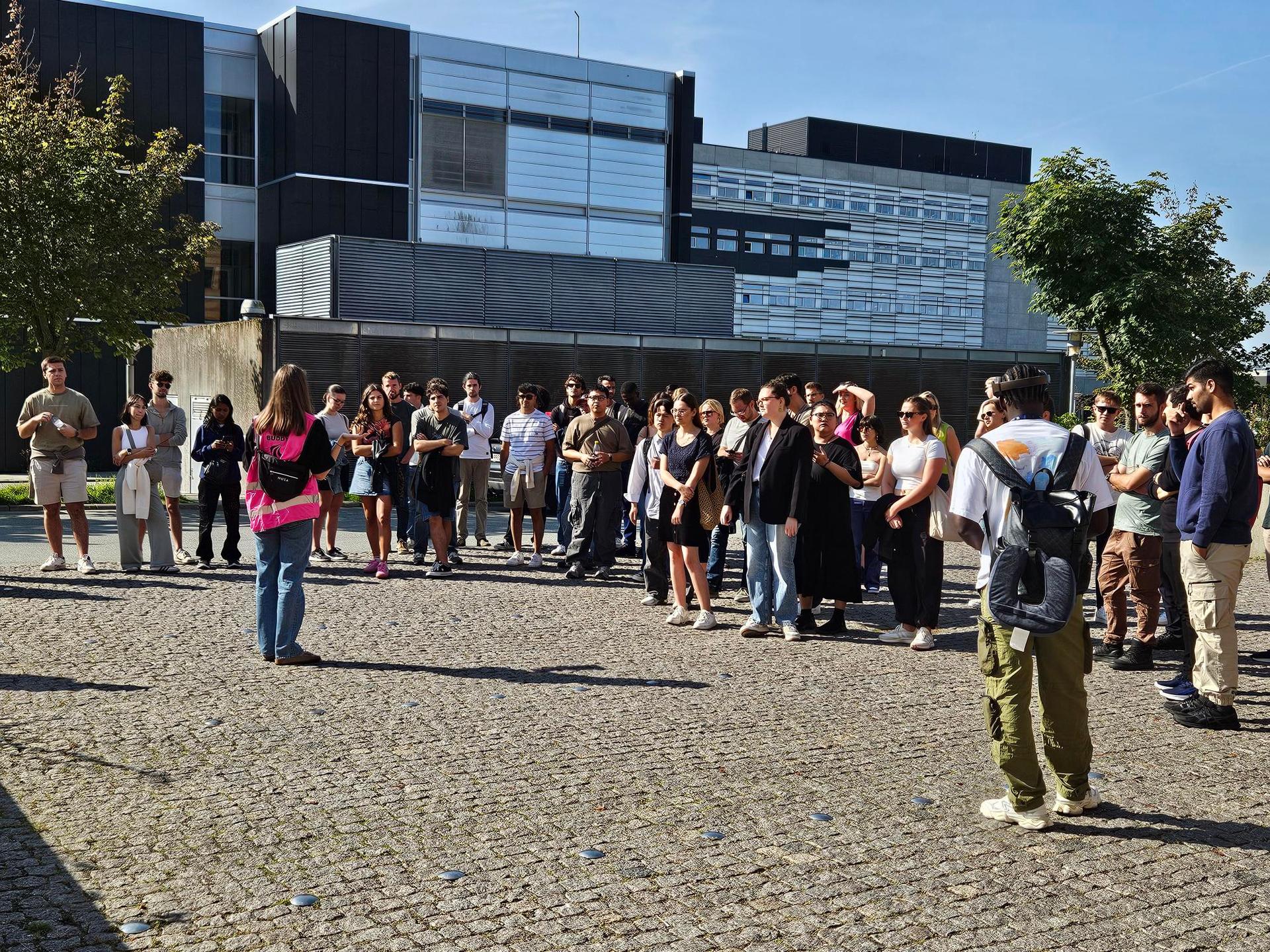 Guided Tour on Campus, presentation of Student Services