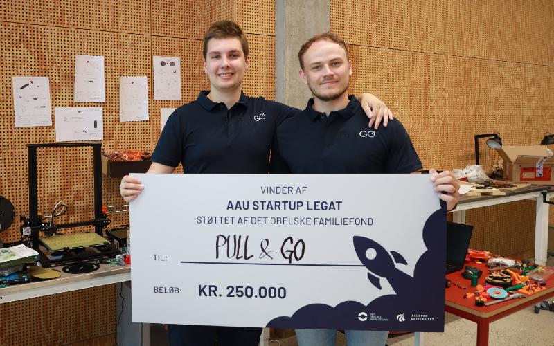 Jonas Koefoed Petersen and Mikkel Krogshede proudly showcase their AAU Startup Grant.