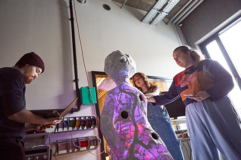 studerende fra kunst og teknologi arbejder på projekt